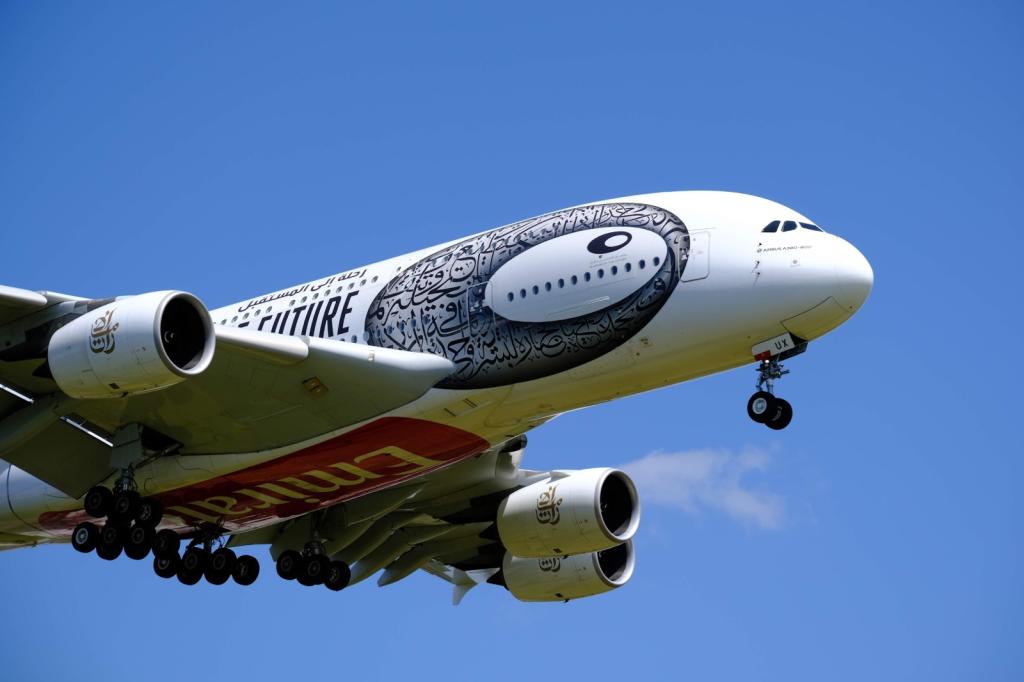Samolot Emirates z okolicznościowym malowaniem Museum of the Future podczas podejścia do lądowania – symbol nowej ery w lotnictwie dalekodystansowym