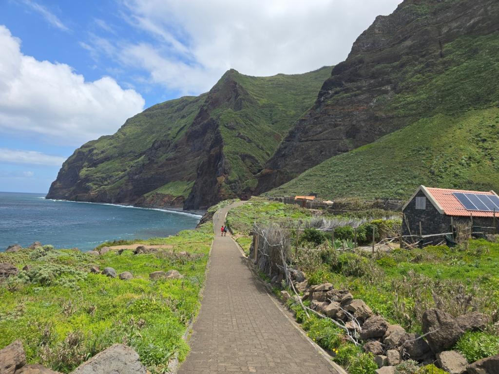 Jesienne słońce w zasięgu 4–5 godzin lotu. Siedem kierunków z temperaturą około 20°C