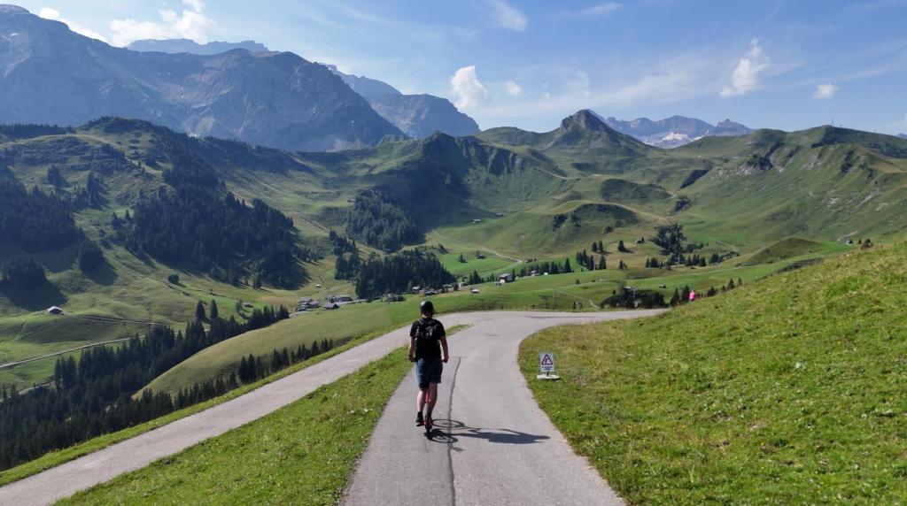 Adelboden: zjazd hulajnogą przez 45 km – nietypowy, ale genialny sposób na poznanie Alp