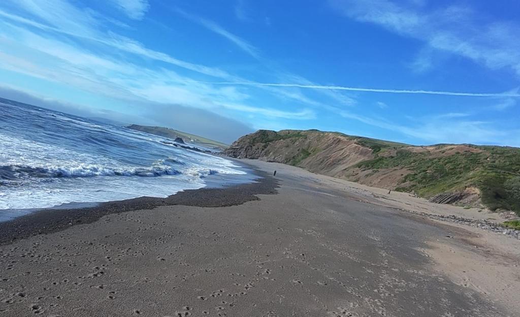 Widemouth Bay – raj dla surferów i rodzin w sercu Kornwalii